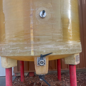 Cuve 30hL en résine fibre de verre d’occasion de marque GIMAR avec plafond mobile et sur pieds